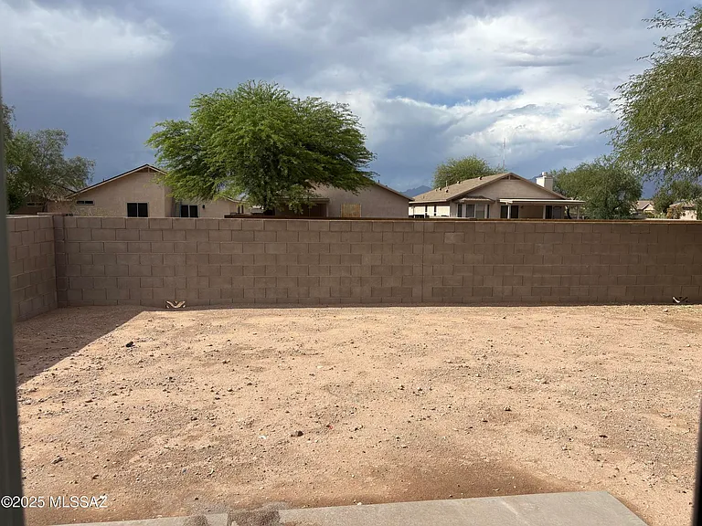 1653 E Saint Apollonia St — Photo 17