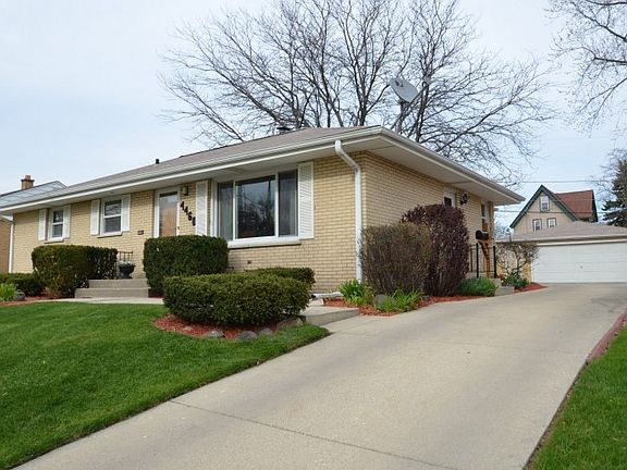 fenced yard/lg. 2 car garage