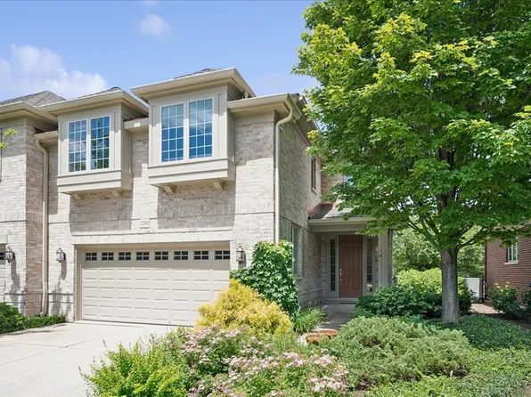 2288 Royal Ridge Dr, Northbrook, IL 60062