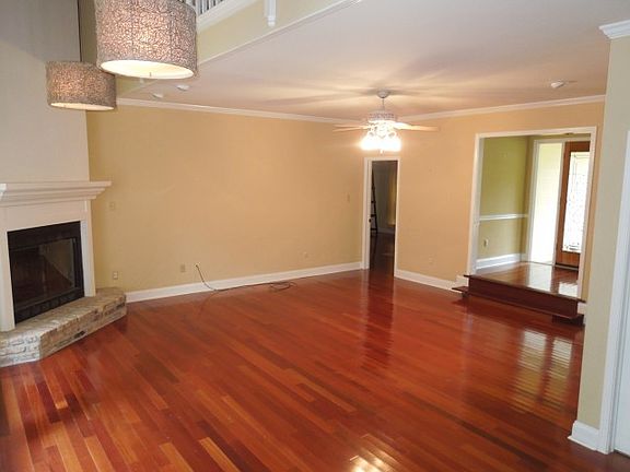 2nd image of 200 Cottonwood Ln