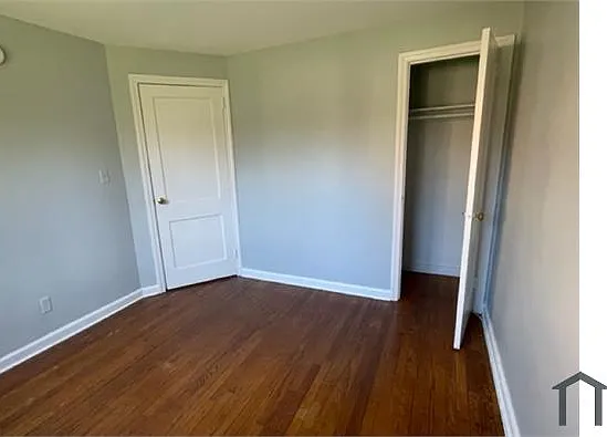 585 Thomas St — Photo 9