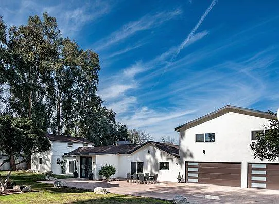 23041 Erwin St — Photo 3