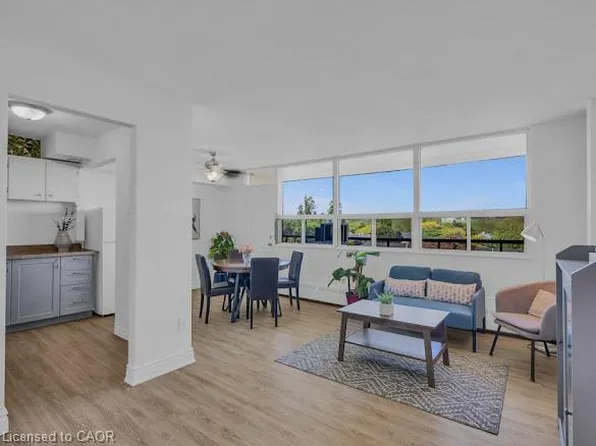 15 Nicklaus Dr #512, Hamilton, ON L8K 5J5