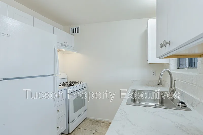 2 bed, 1.0 bath, 700 sqft, $1,025 — Photo 2