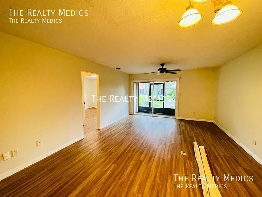 !Price Drop ! Charming 1-Bedroom, 1 Bathroom Condo In Winter Park — Photo 3