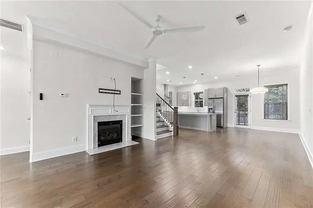 3 bed, 3.5 bath, 2565 sqft, $3,800 — Photo 4