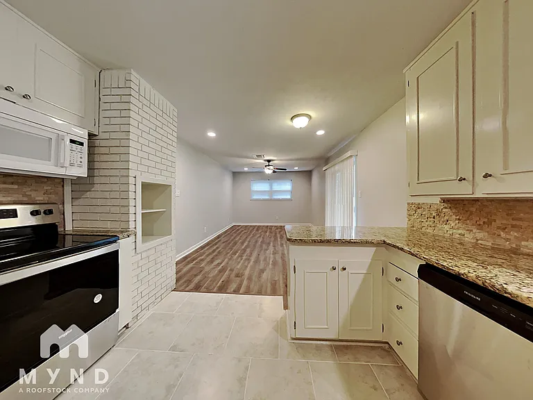 5244 Greene Ave — Photo 6