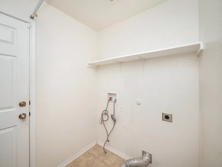 141 Clover Cv — Photo 16