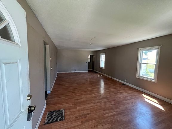 3rd image of 318 S Worth St
