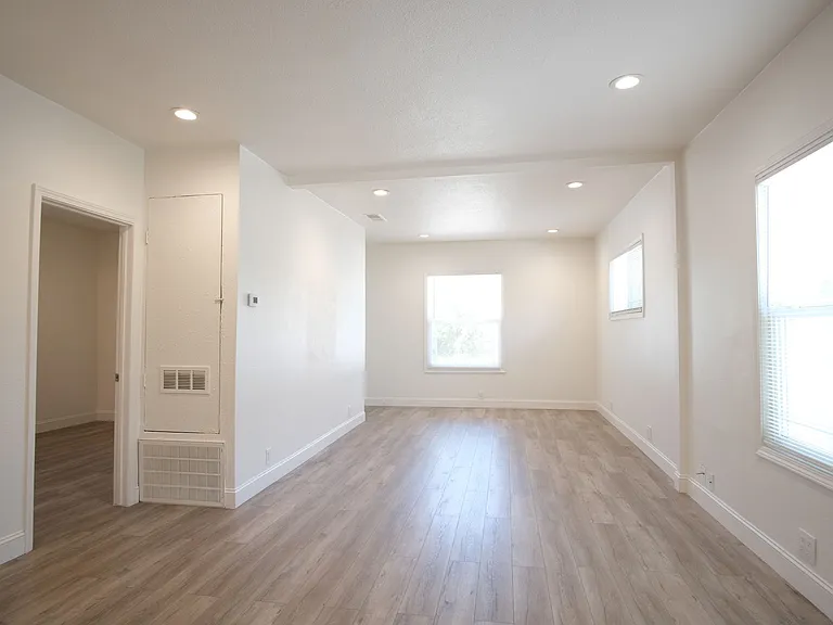 810 E Olive Ave — Photo 7
