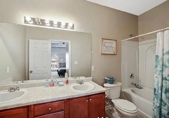 Private Bathroom w Bedroom 1