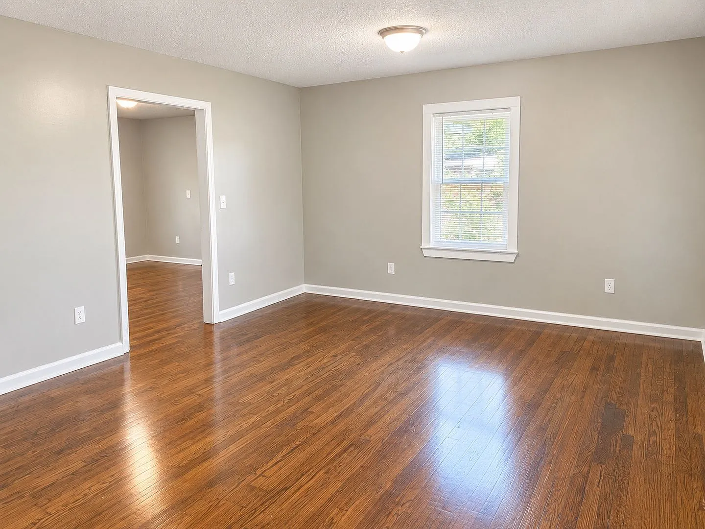 3 bed, 1.0 bath, 1470 sqft, $1,350 — Photo 2