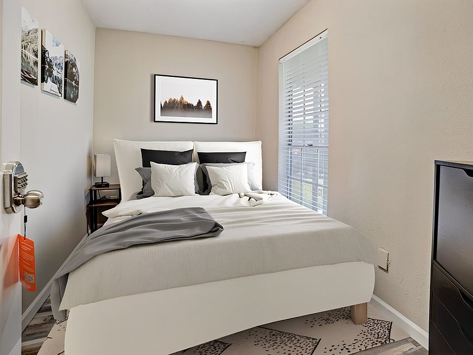 Disclaimer: This photo has been virtually staged. Not all furnishings seen will be included. Please view the virtual tour.