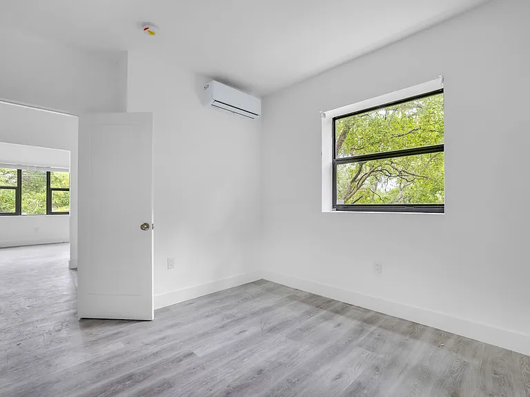 1536 Beekman — Photo 39