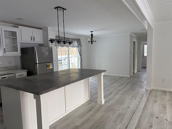 3rd image of 2 Susan Lane