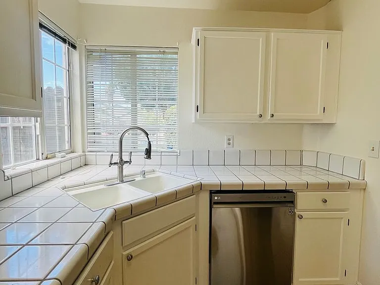 836 Marsh Creek Dr — Photo 9