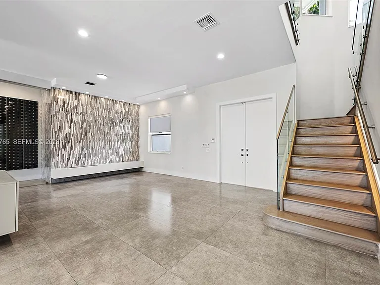 552 Palm Dr — Photo 12