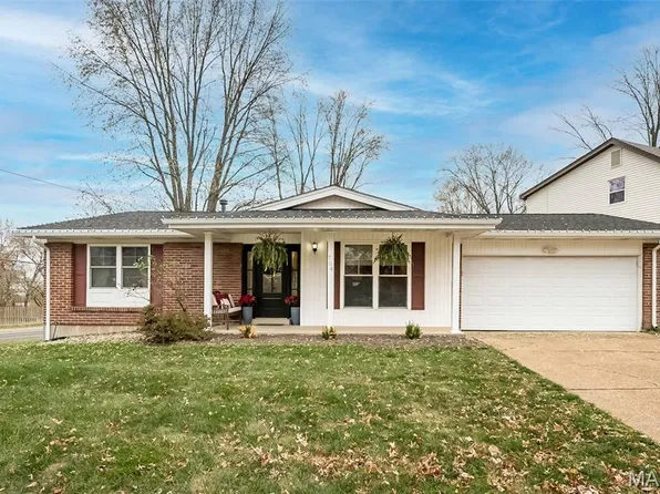 704 Woodrun Dr, Ballwin, MO 63021