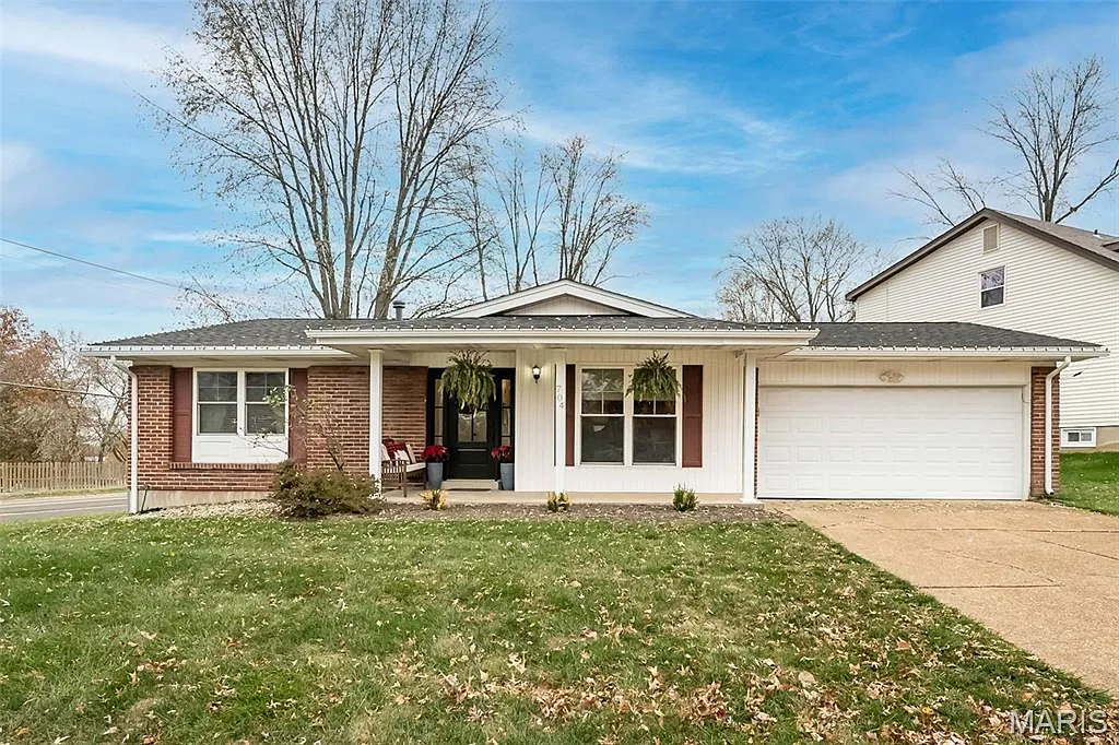 704 Woodrun Dr photo 1