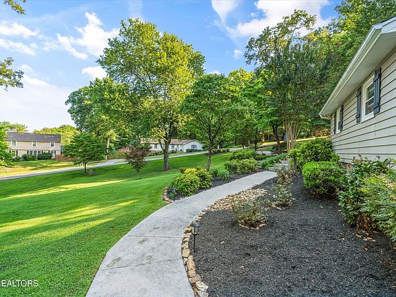 5th image of 11130 Farragut Hills Blvd
