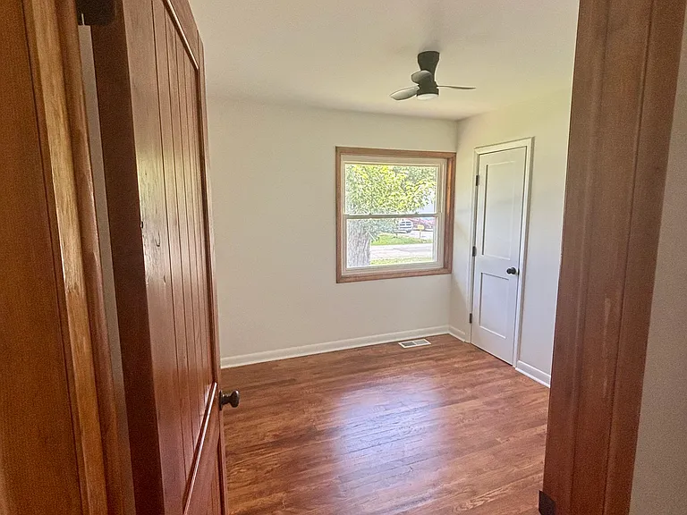 810 Bowling St — Photo 11
