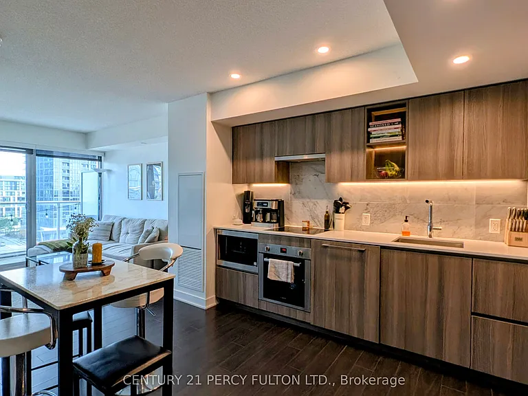 17 Bathurst St #808 — Photo 4
