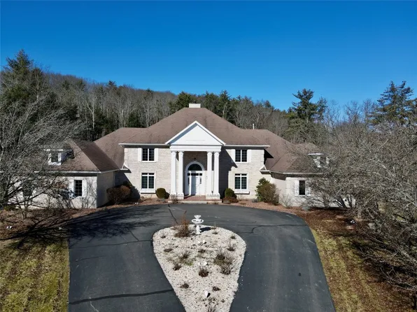 1027 Christina Ct, Endicott, NY 13760