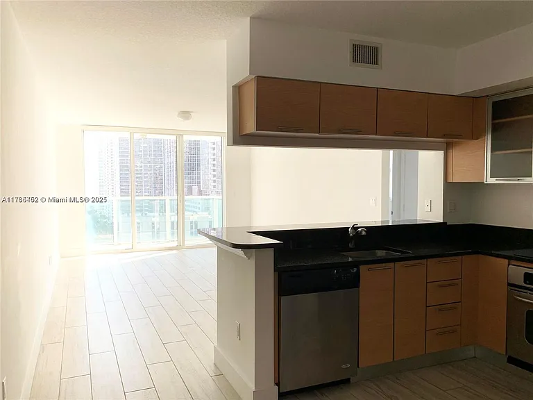 31 SE 5th St #19 — Photo 8