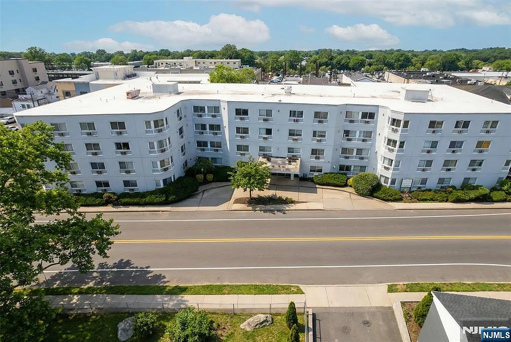 333 Grand Ave APT 4B photo 1