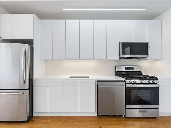 4th image of 14 E 4th St Room 1128