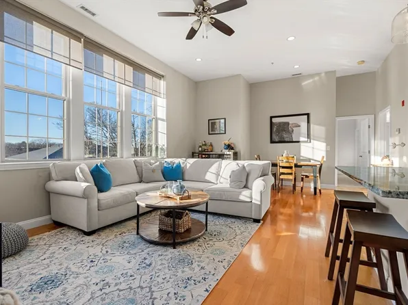 195 Collincote St APT 207, Stoneham, MA 02180