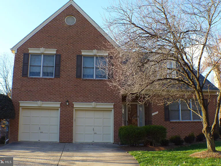 10008 Manor Pl — Photo 1