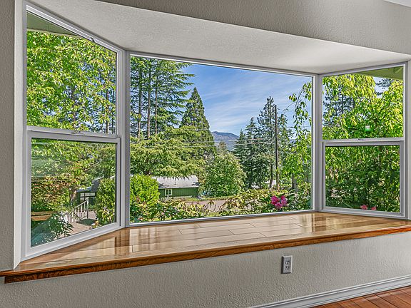 4th image of 1820 Crestview Dr