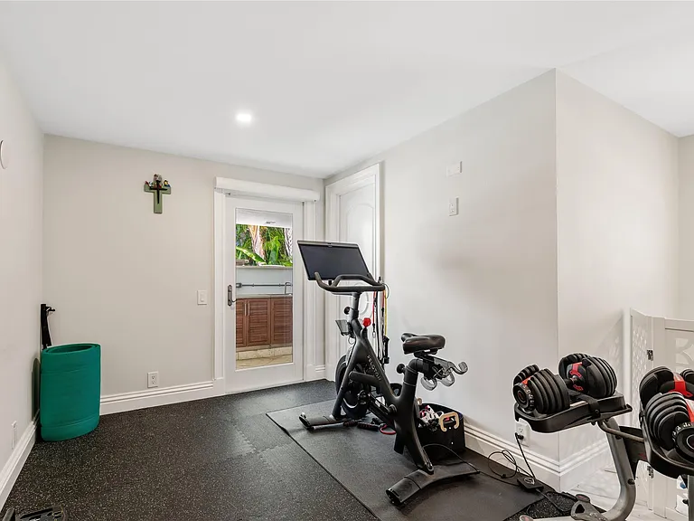 2307 N Riverside Dr — Photo 45