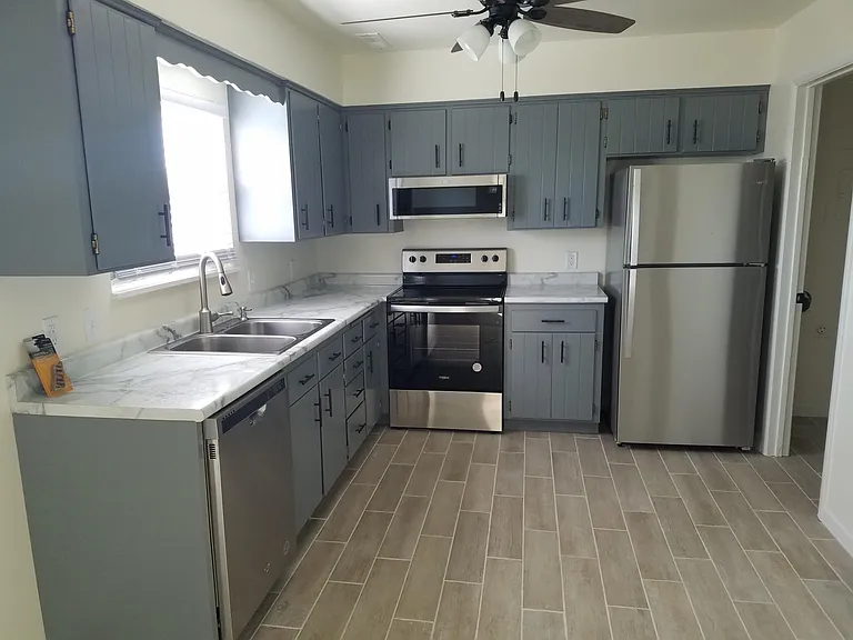 170 E Queenwood St #6 — Photo 2