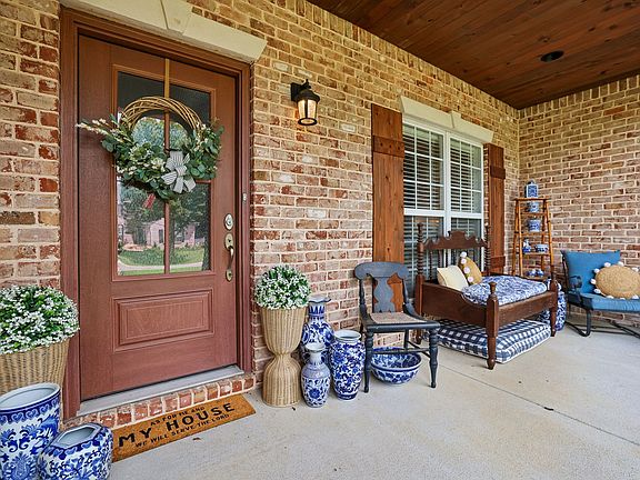 4th image of 2208 Higgins Ln