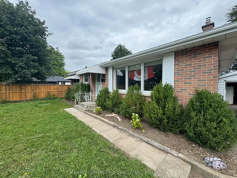 10 Tewksbury Cres — Photo 4