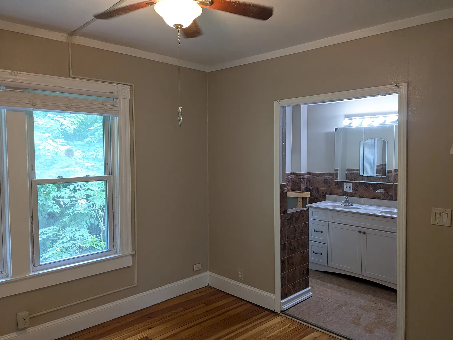 3 bed, 1130 sqft, $2,100 — Photo 3