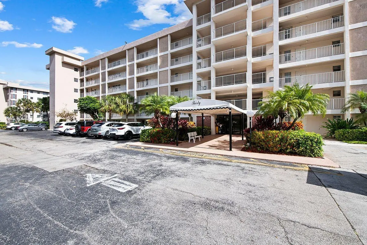 Building Photo - 2851 S Palm Aire Dr