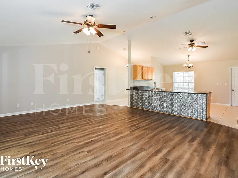 207 Shannon Ln — Photo 4