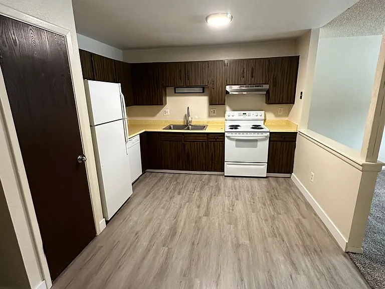 108 Camelot Ct — Photo 3