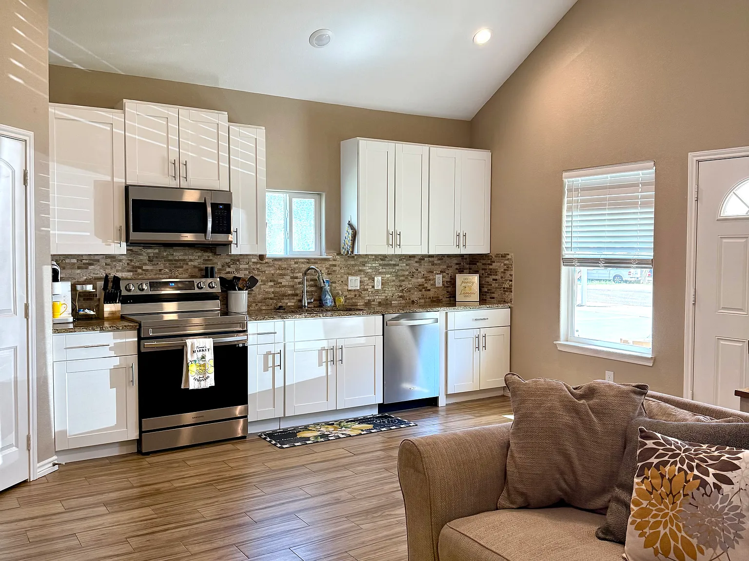 3 bed, 1000 sqft, $1,495 — Photo 1