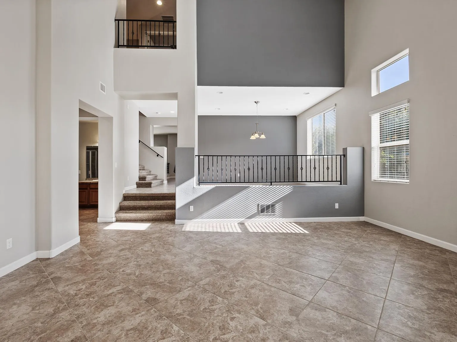 5 bed, 4000 sqft, $4,195 — Photo 4