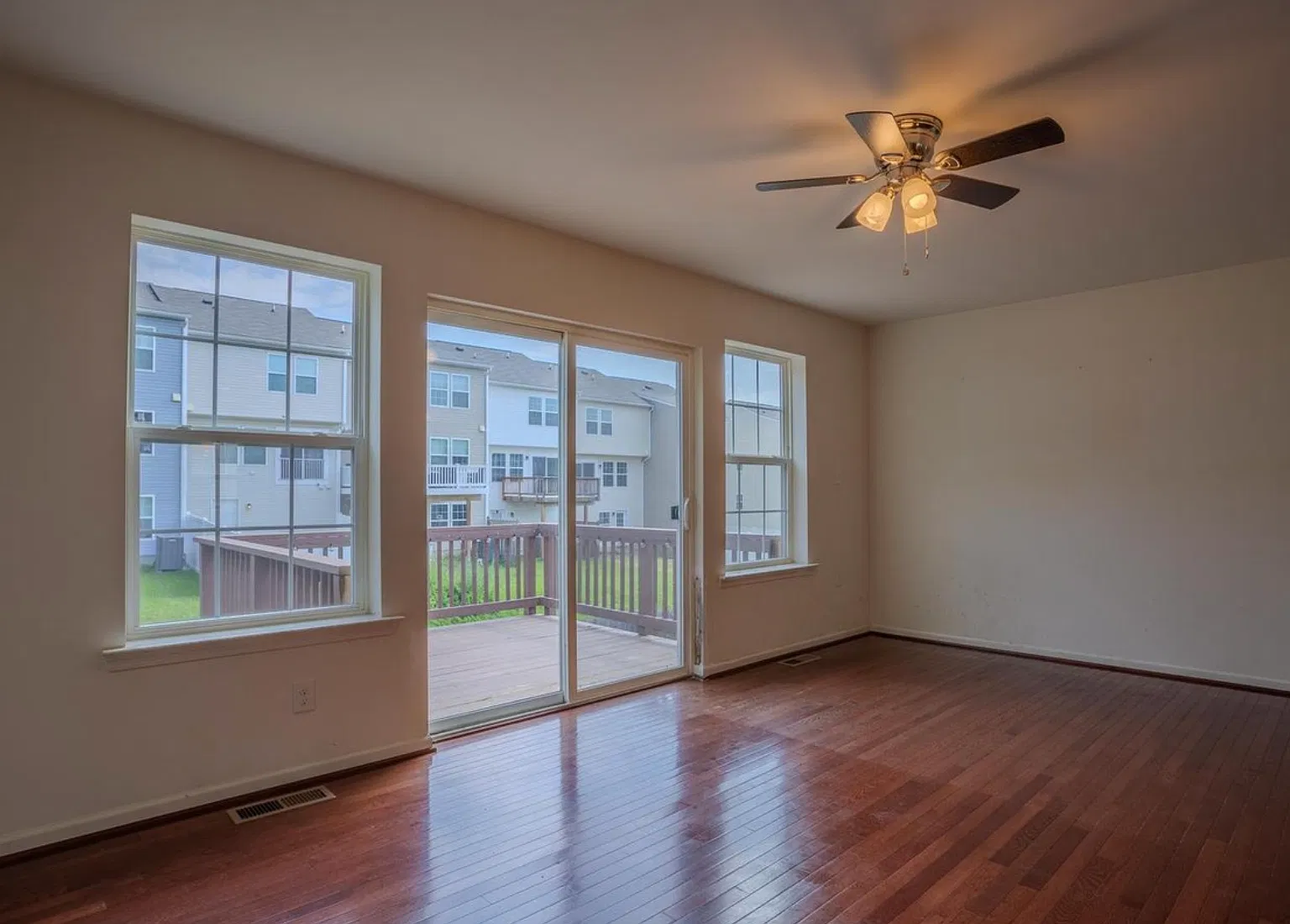 3 bed, 2346 sqft, $1,950 — Photo 3