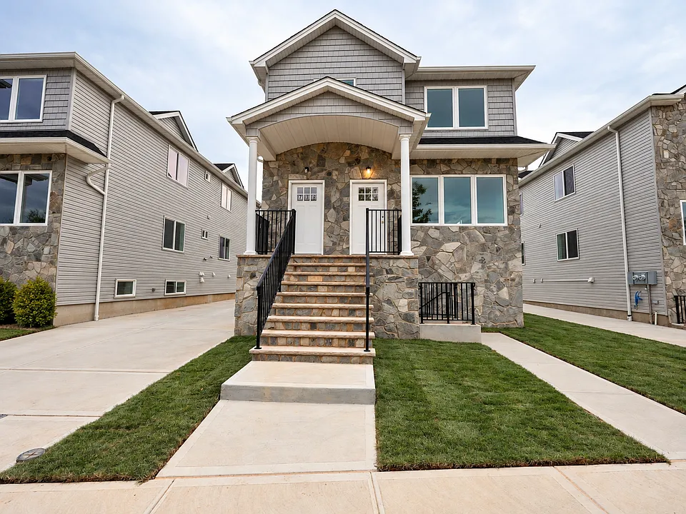 728 Maguire Ave #1