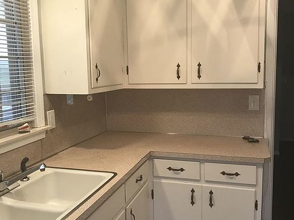 3rd image of 1068 Joslyn Ave