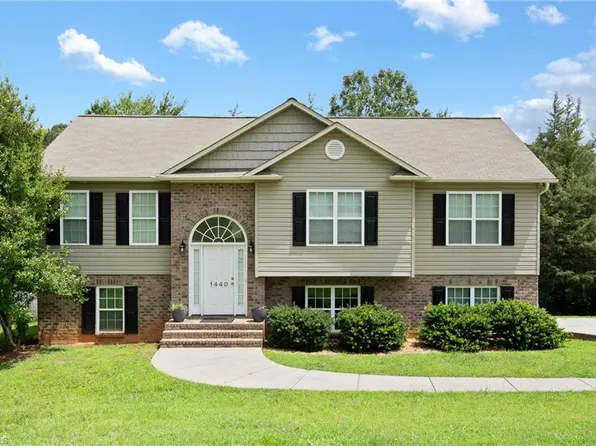1440 S Peace Haven Rd, Clemmons, NC 27012