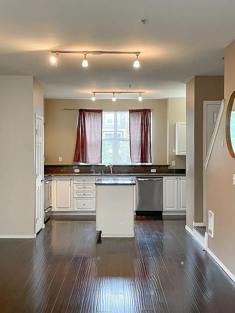 Lynnwood 3 Bedroom Townhome with Garage & Pool — Photo 4