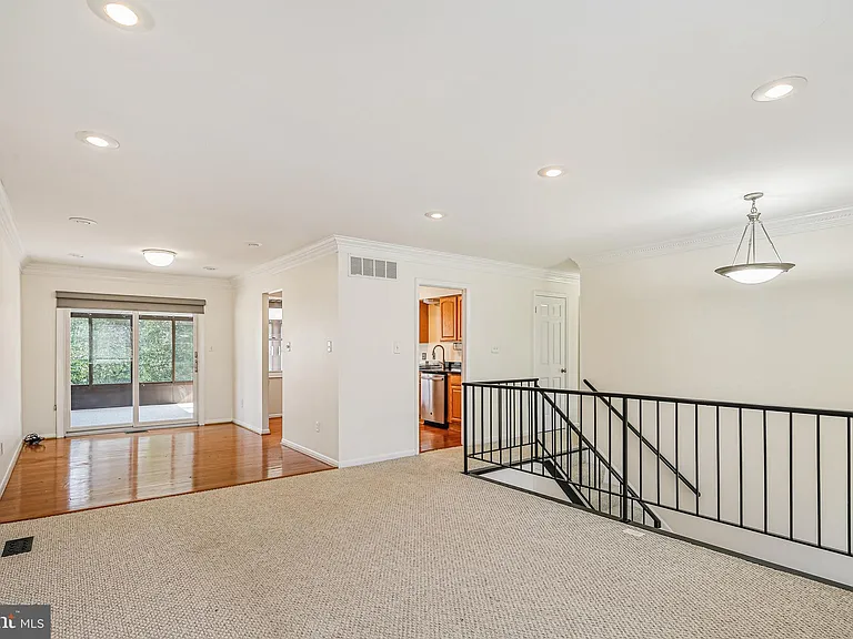 510 Retford Dr — Photo 2