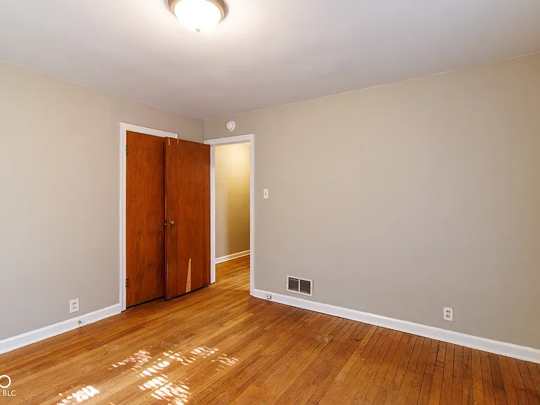 6149 Broadway St — Photo 14